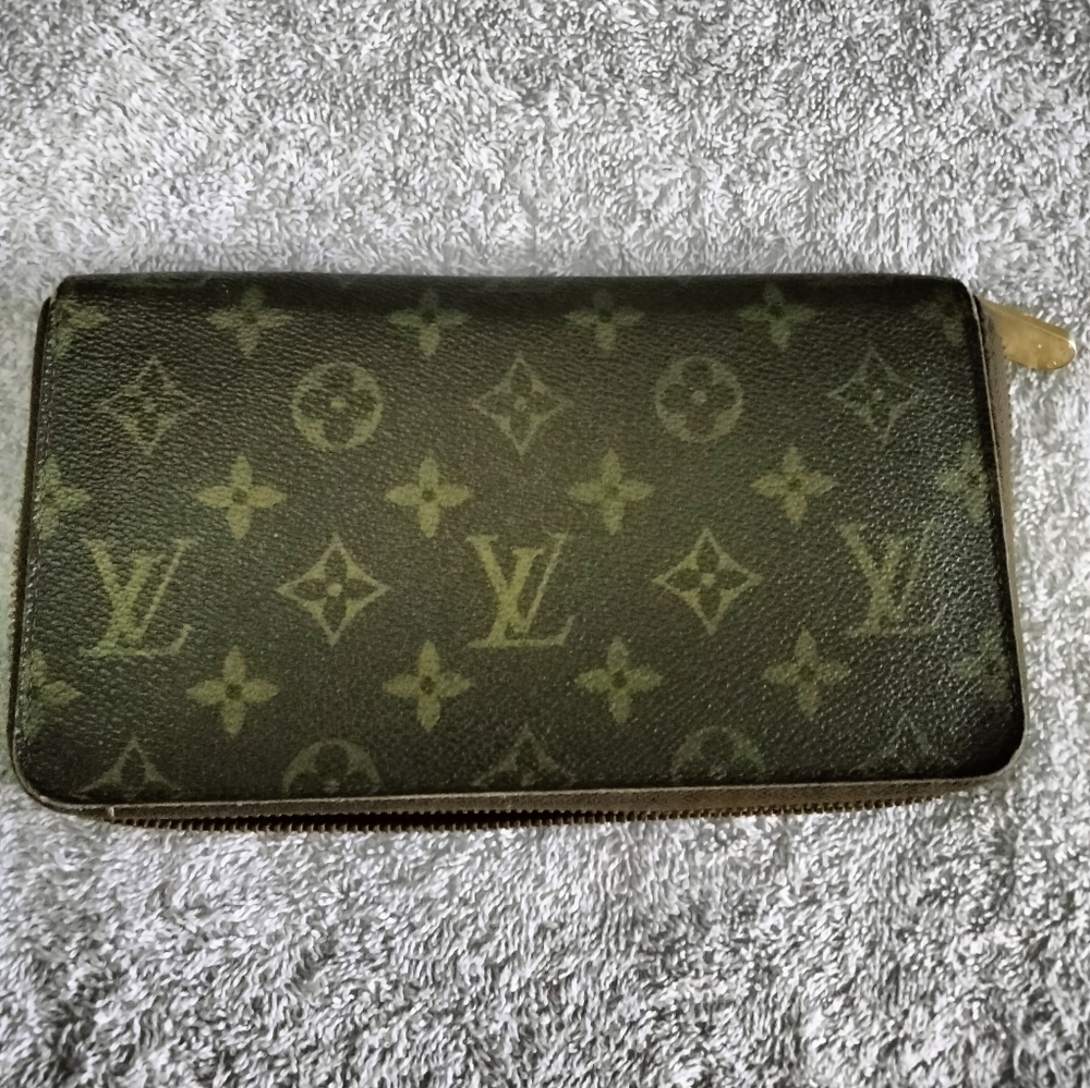 Louis Vuitton large Zippy Wallet
